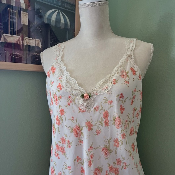 Vintage Pink&White Floral Slip with V-Neckline and Rose Detailing - Picture 2 of 3